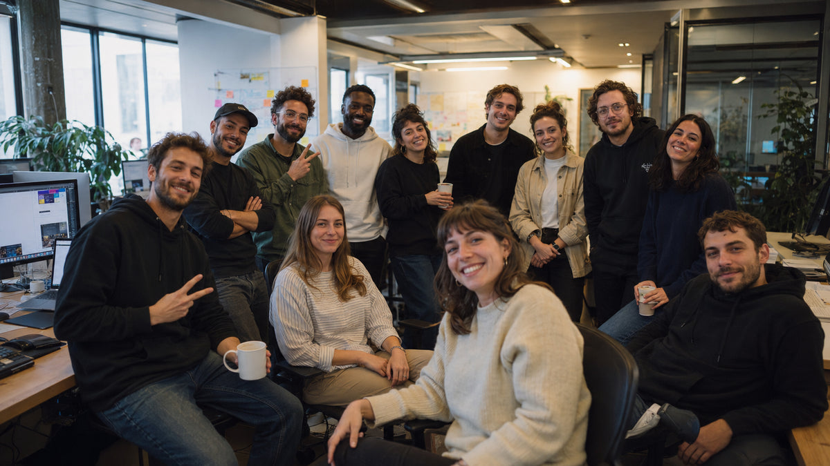 L'équipe de Clickscreation au travail dans ses bureaux parisiens